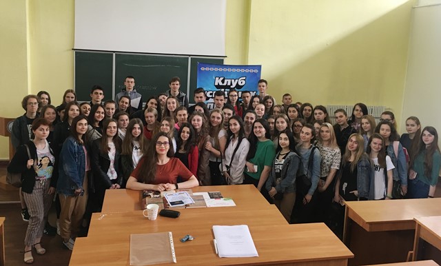Спільне фото студентів з перекладачкою Наталією Семенів
